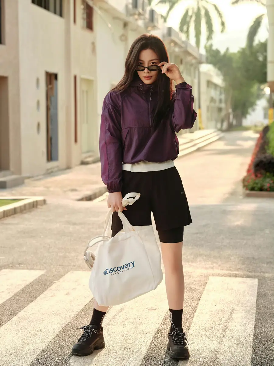 陈丽君穿简约运动装自信明媚秀发浓密四肢纤细