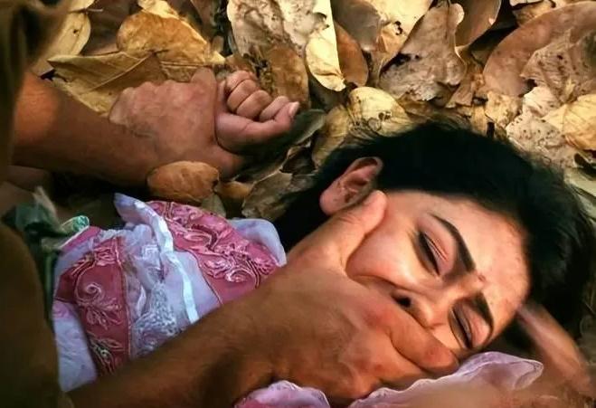 印度这起强奸案简直离谱到家了！一名24岁的轮奸案受害女子，本就遭受过3名男子