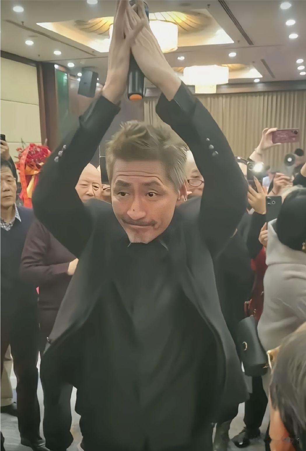 抗日神剧明星张子健，给父亲过八十大寿，同时举办了父亲的收徒仪式。他的父亲是曲艺