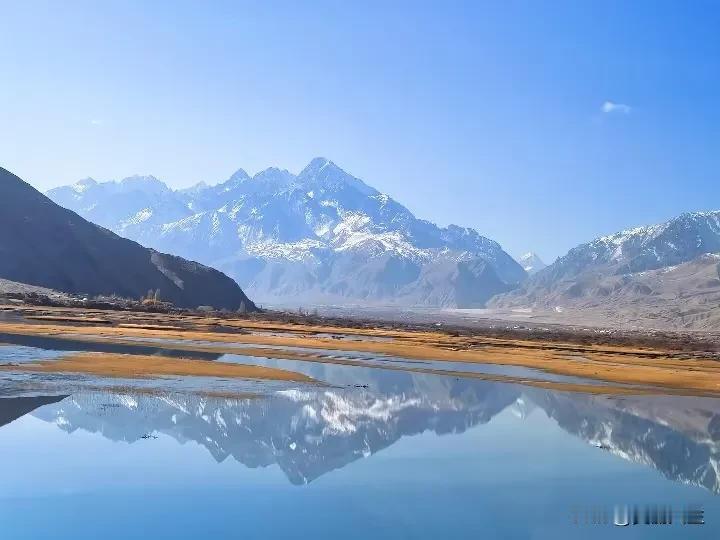 帕米尔高原海拔4000米以上冰川，湖泊，金草滩构成了绝美的一幅幅画。