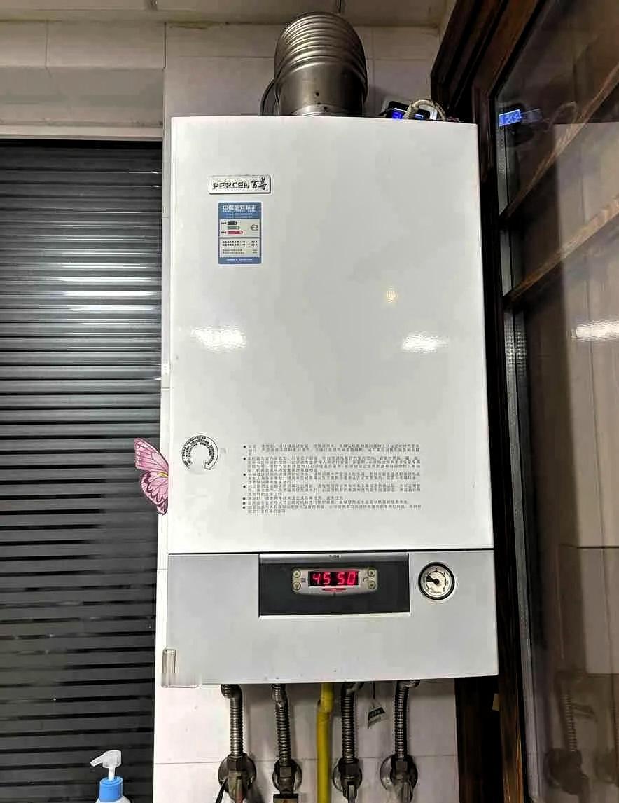 昨天下午四点烧到今天早上八点，壁挂炉没停过。睡前看了眼燃气表，早上起来一算，足足