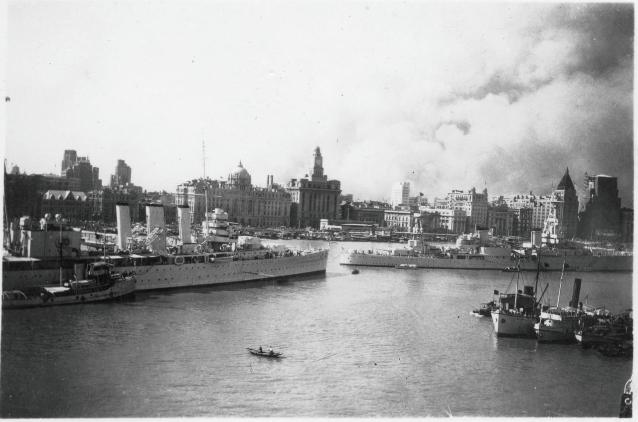 淞沪会战期间在黄浦江上观战的英美重巡洋舰照片时间为1937年“淞沪会战”期间，