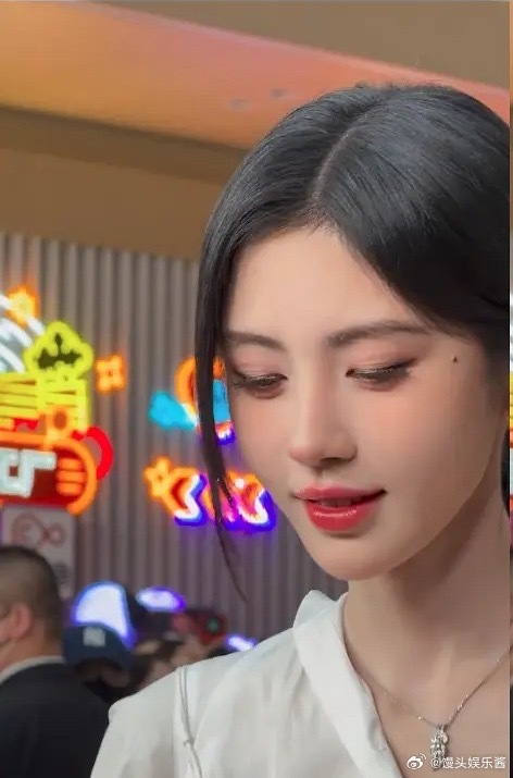 鞠婧祎、陈都灵今日怼脸图，谁赢了