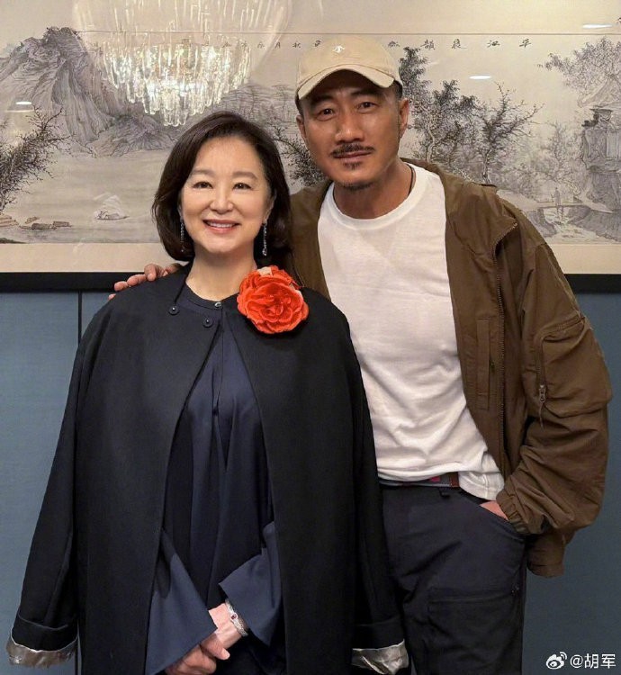 70岁的林青霞和胡军夫妇，岁月从不败美人​​​