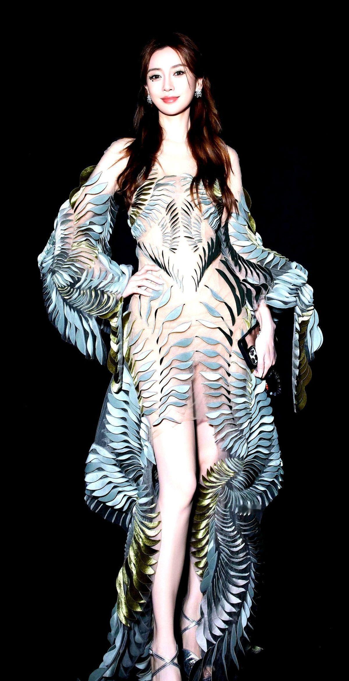 杨颖登上时装周红毯，看似平常，却无声碾压全场。镜头刚对准，她脸上的轮廓，马上