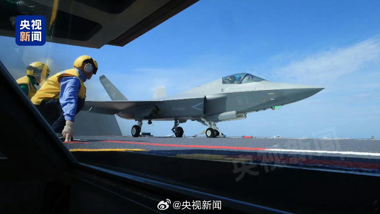 近日，由海军福建舰、延安舰、通辽舰等多艘舰艇组成的航母编队在完成海上训练任务后返