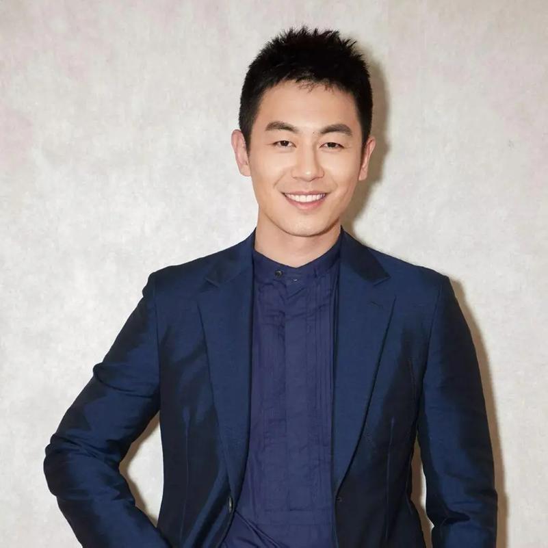 演员朱亚文说：“在拍《闯关东》时，我本来是演老三传杰的，但导演却让我演老二传武，