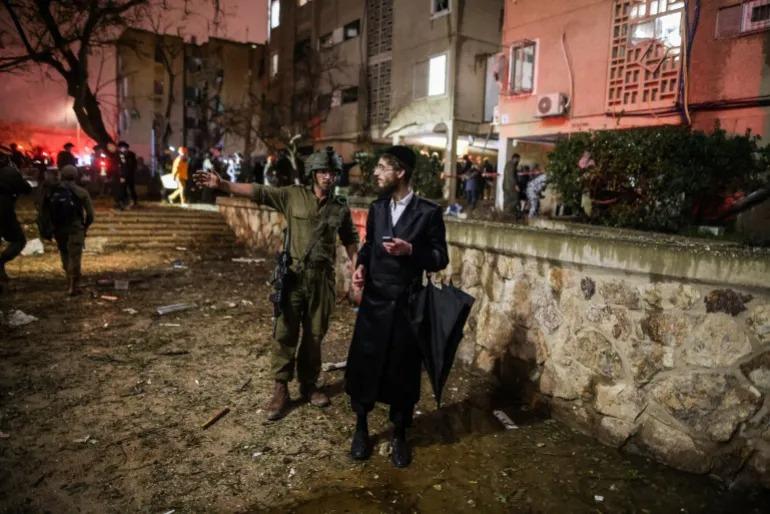 以色列士兵正赶往阿拉德导弹落点。从地面拍摄的照片宛如末日电影中的场景。