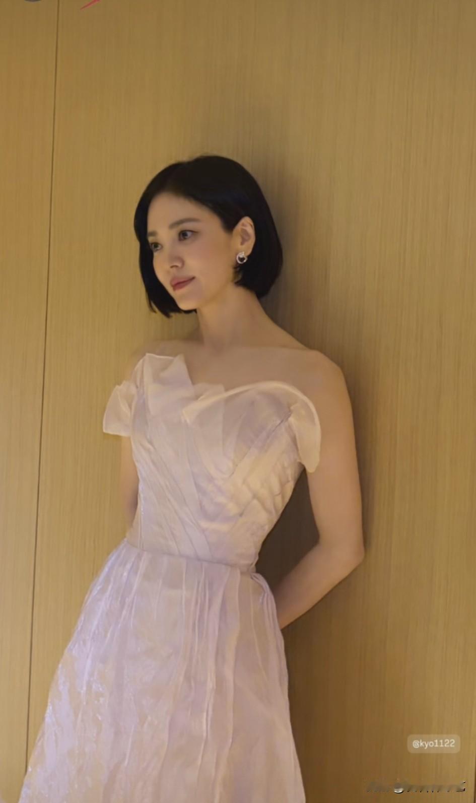 19日，演员宋慧乔在自己的Instagram上传了照片。公开的照片中，宋慧乔出席