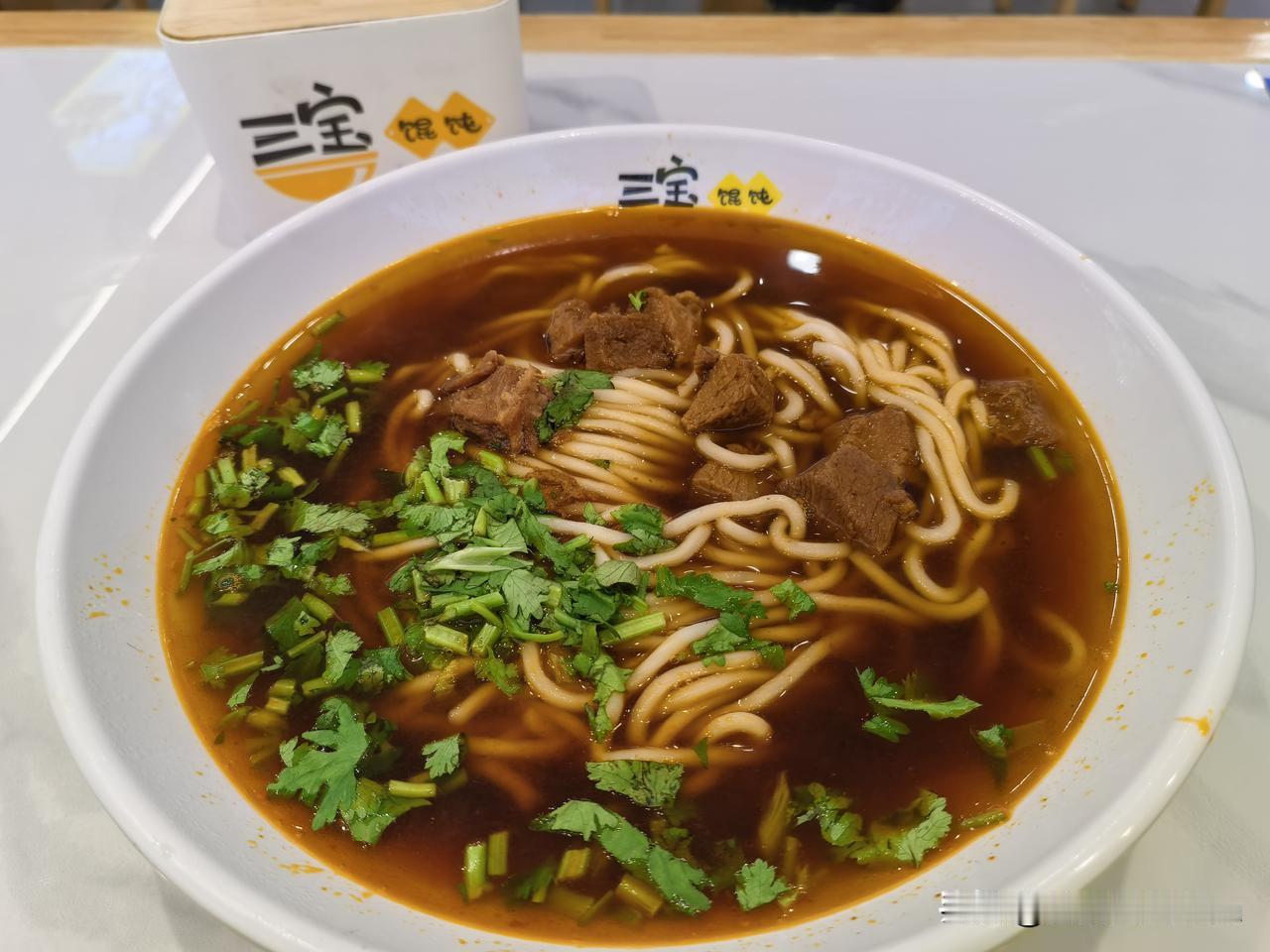 好久没吃牛肉面了，今天我在三宝馄饨家偶遇了牛肉面，感觉真心不错！价位只有18