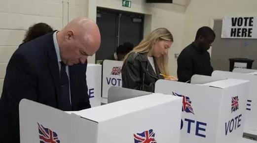 英国地方选举结果出炉，惊现历史性反转：执政党工党仅拿下99个议席，排名明明是争议