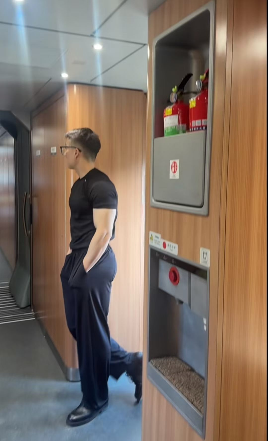 高铁上偶遇的眼镜男。​