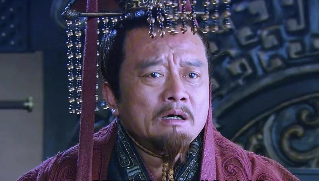 袁术是嫡出，比袁绍的身份还要尊贵，为什么会突然败亡呢？我认为原因无外乎是下面的3