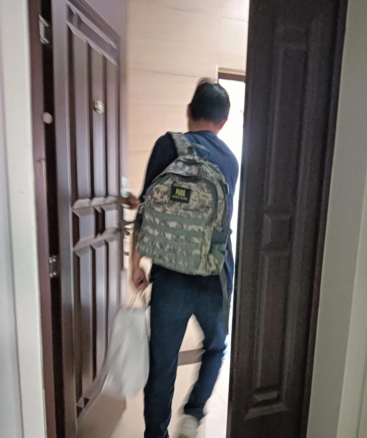 昨天晚上大概10点多到家的，一到家就收拾东西，问他去哪？他也不吭，我还以为立马就