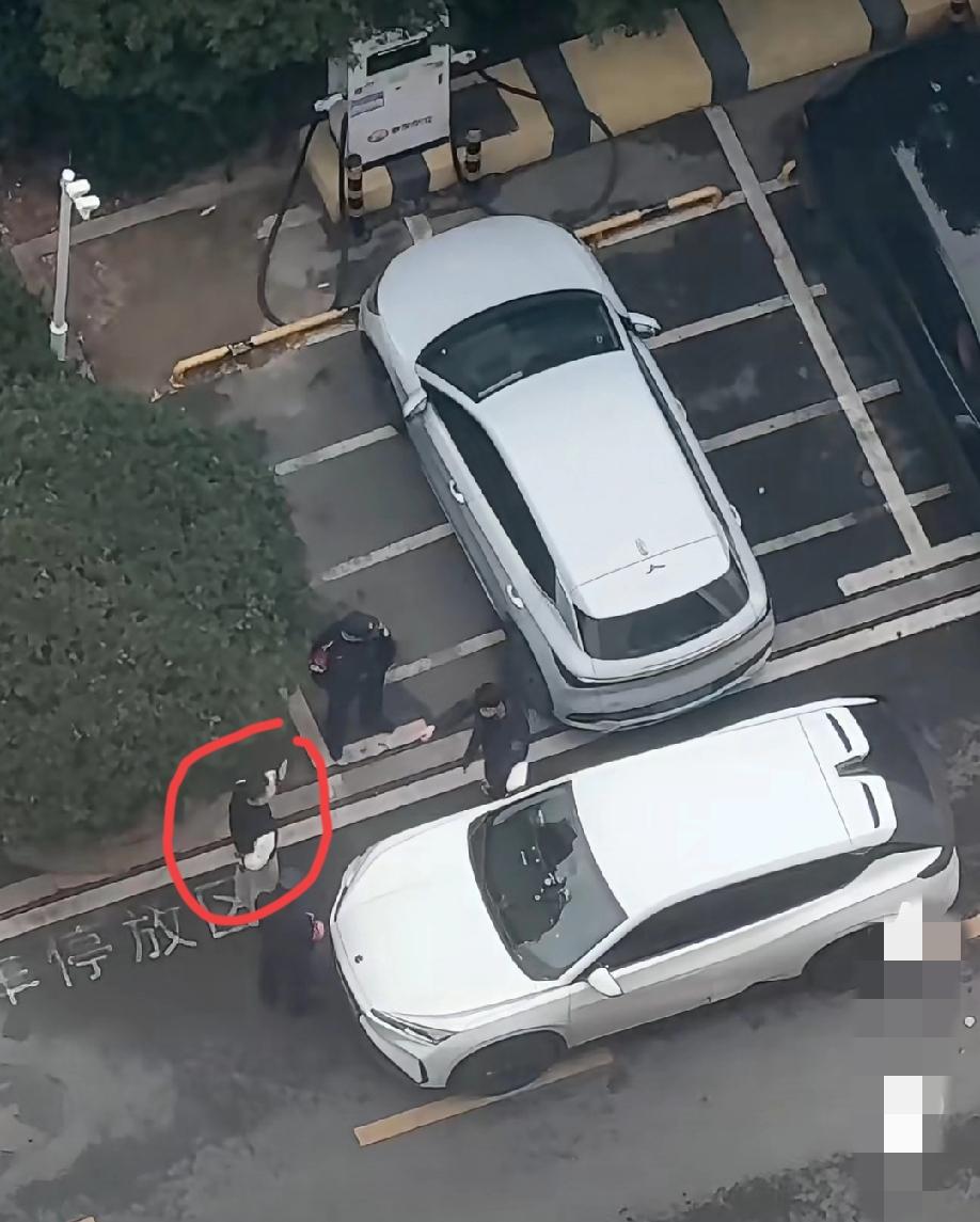 网友吐槽：一车占两个充电车位，后面的车没法上去充电，直接把他的出路给堵了，协商也