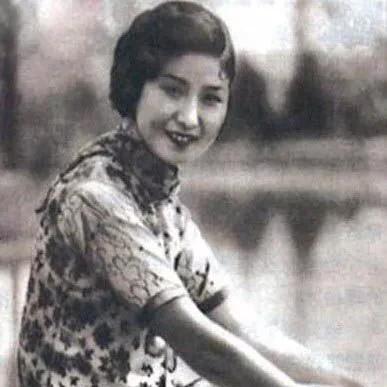 1940年深夜，民国大美女郑苹如，被秘密押到小树林执行枪决。特务垂涎她的