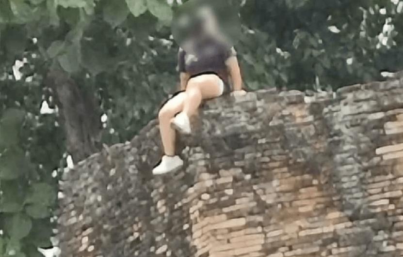 不文明旅游行为再引争议！一名中国女游客日前前往泰国清迈旅游时，竟然攀爬至当地富有