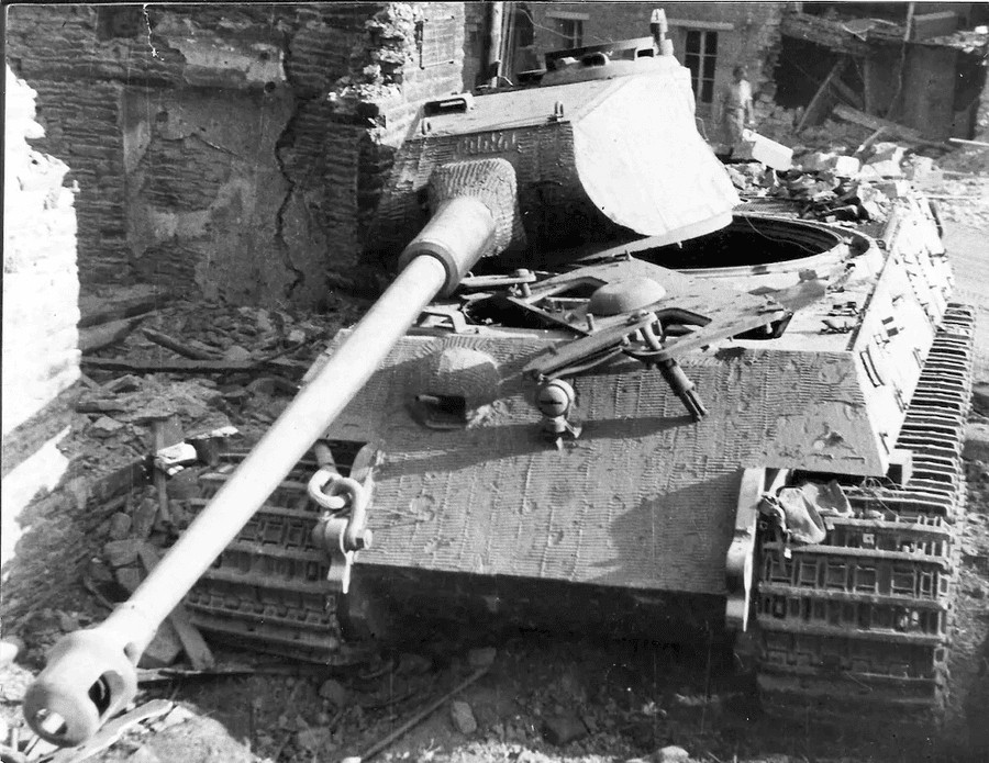 1944年。废墟中被掀开的虎王坦克炮塔​​​