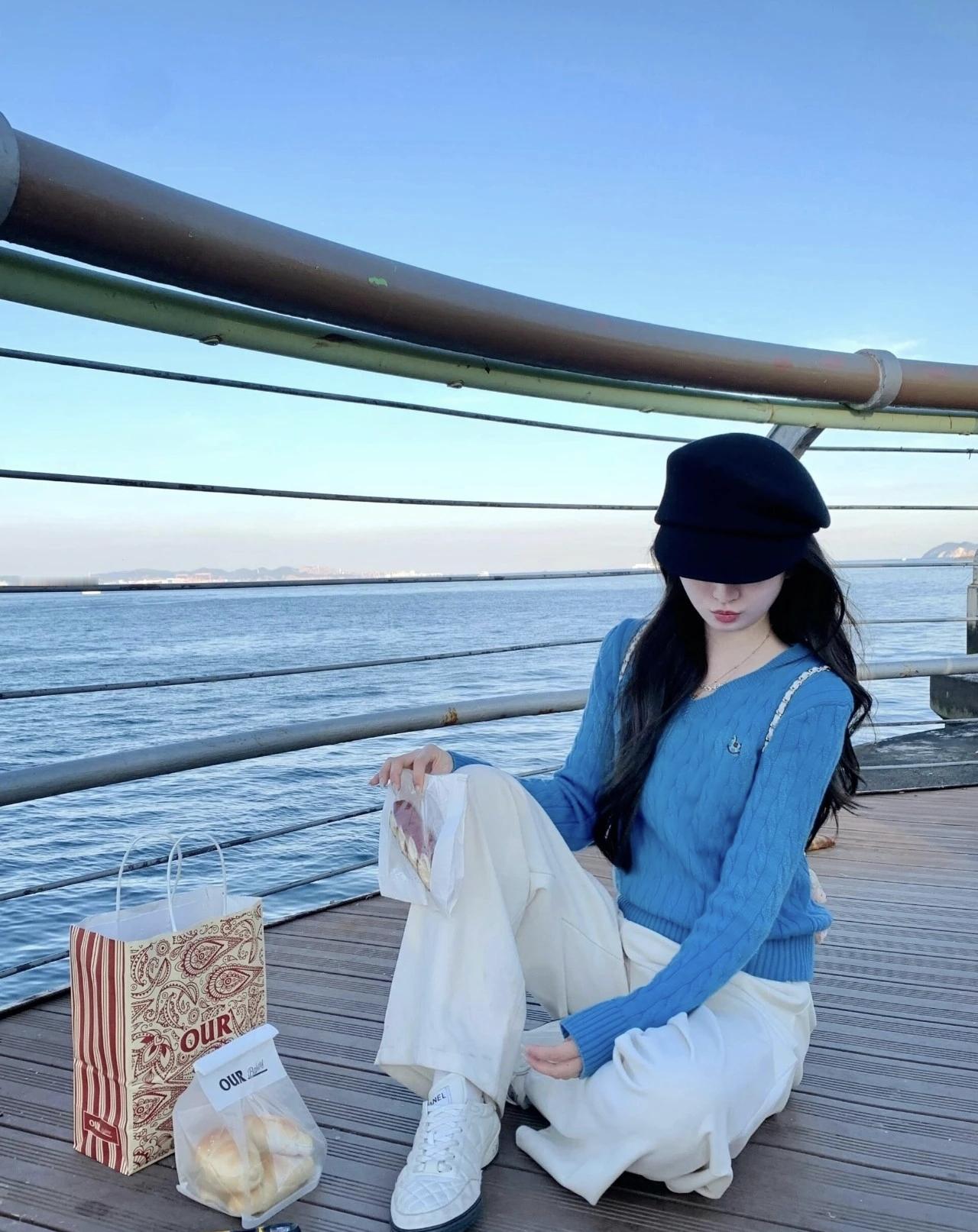 海边漫步，悠闲时光，享受生活的美好。