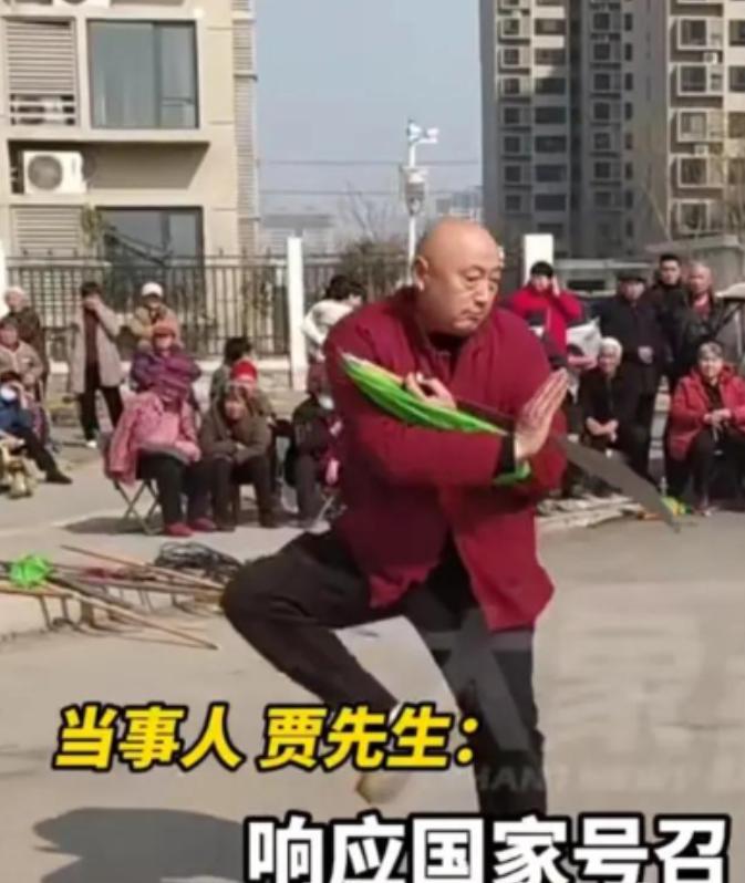 河南商丘，61岁贾大爷喜得贵子，大家都来贺喜，不料，贾大爷却放狠话：为了响应国家