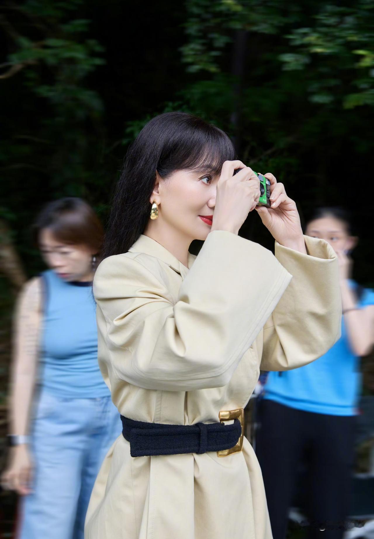 赵雅芝原来经常戴假发雅芝姐原来经常戴假发，演员和普通人不一样，顶着一头白发