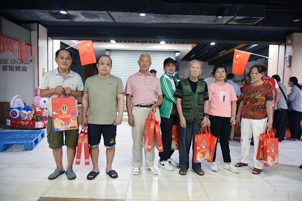 中秋国庆双节将至，椰城暖意先行。今天清晨，我跟随刘育峰和公益义诊团队的志愿者们，