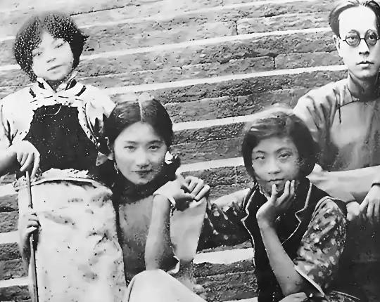1957年，58岁的翁瑞午被干女儿关小宝她妈告上庭，证据一桌，老头低着头等坐牢。