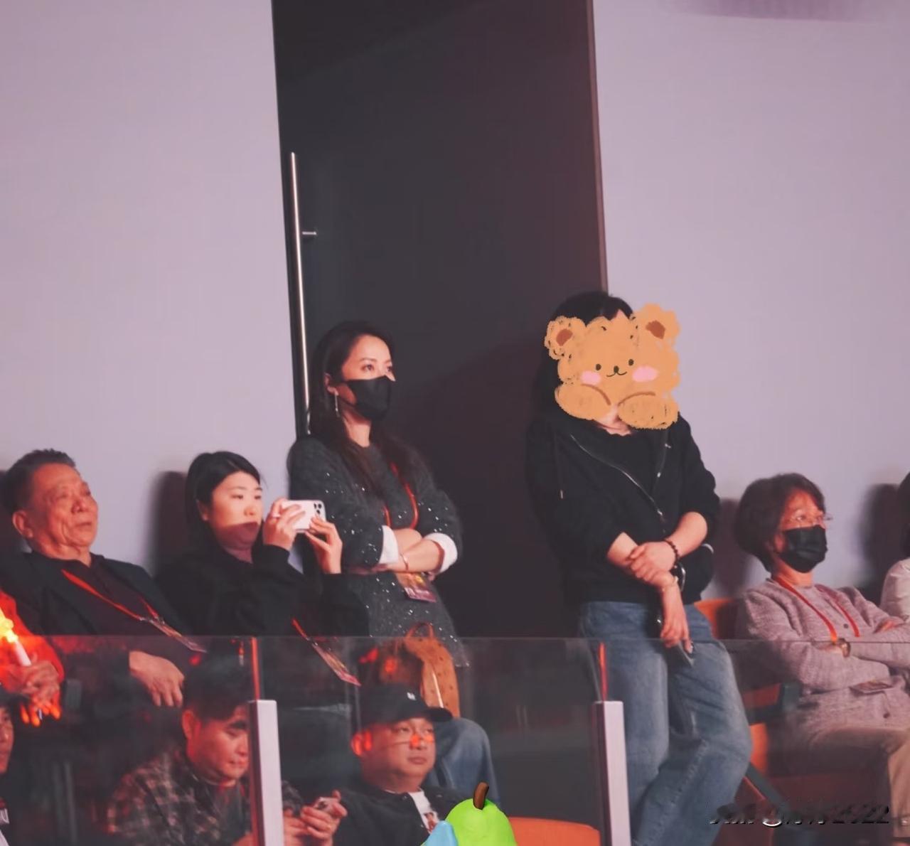 陈楚生，深圳场爆满，云姐都是站票啊！他在台上讲歌曲创作背景，生爸直擦眼泪，父母