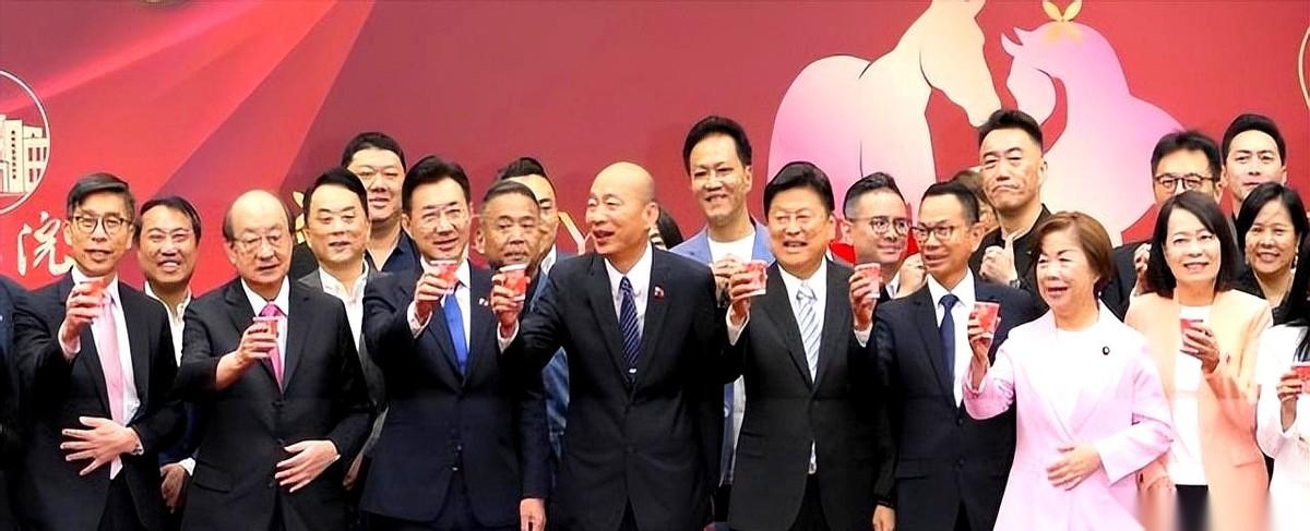 最杀人诛心的一幕，从来不是当面锣对面鼓地干仗。而是人家在台上C位笑得春风得意，