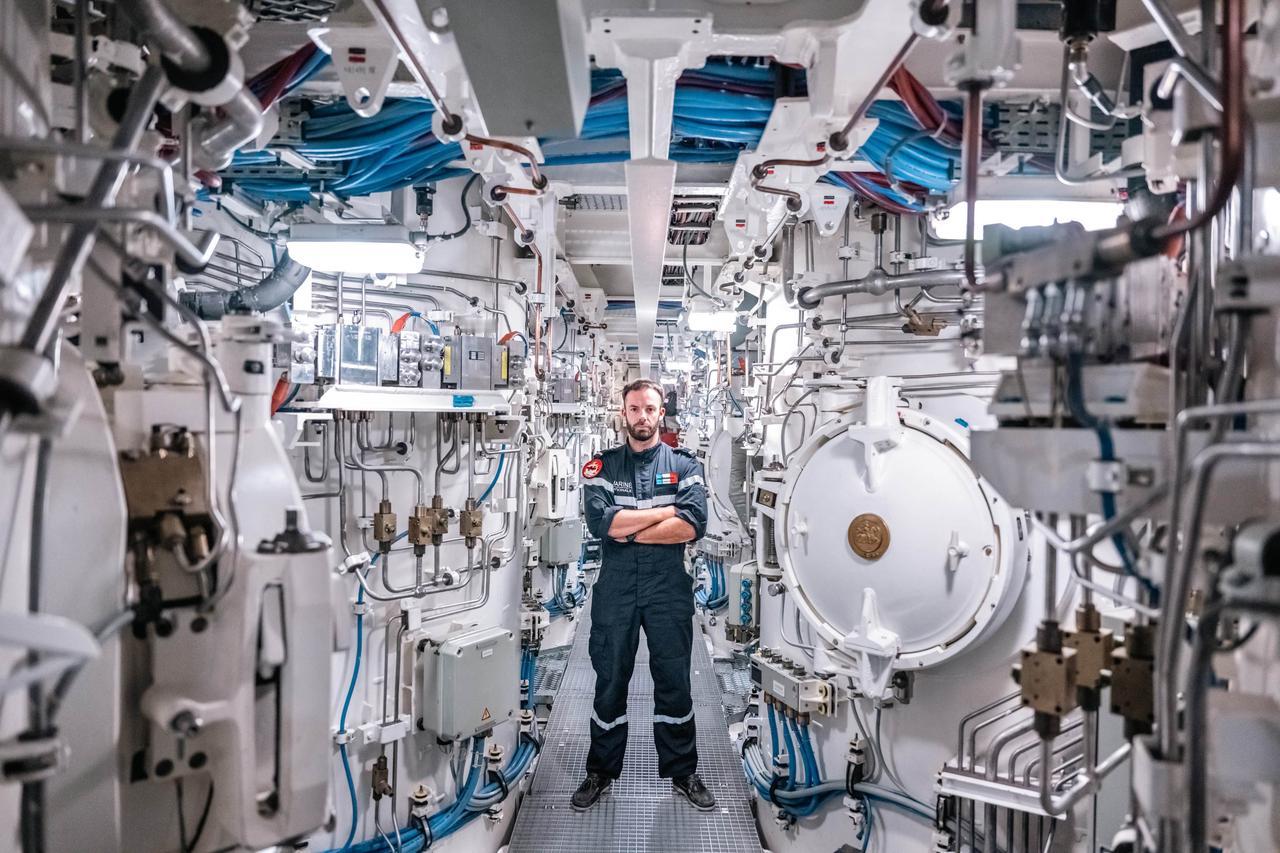 照片展示出法国海军战略核潜艇内部垂直导弹发射筒，现役凯旋级弹道导弹核潜艇代表目前