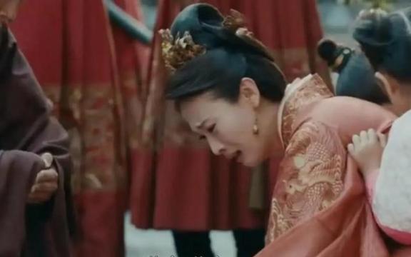 朱元璋处决女婿前，马皇后亲自去天牢送饭，发现女婿囚服袖口里绣着三个字，她看完面如