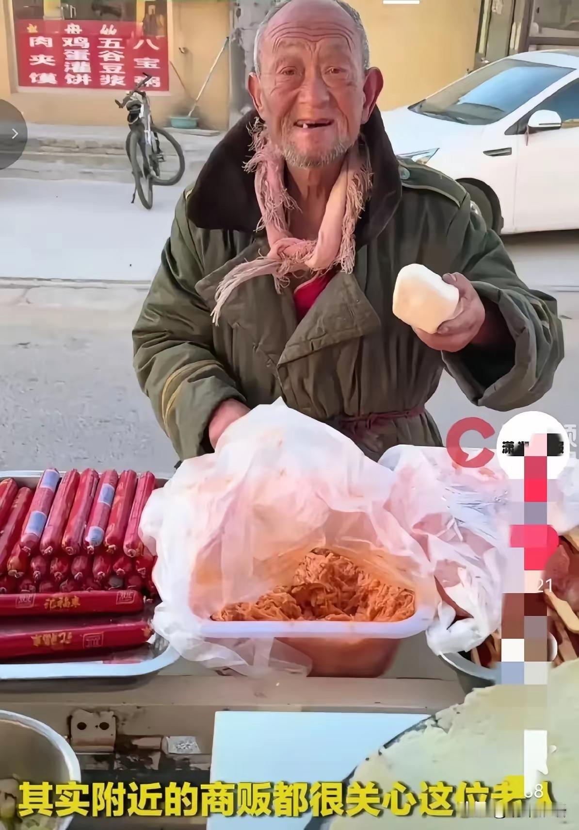 破防了！山东潍坊一个高三男生，默默给校门口智力缺陷的老爷爷送了3年烤肠，毕业前怕