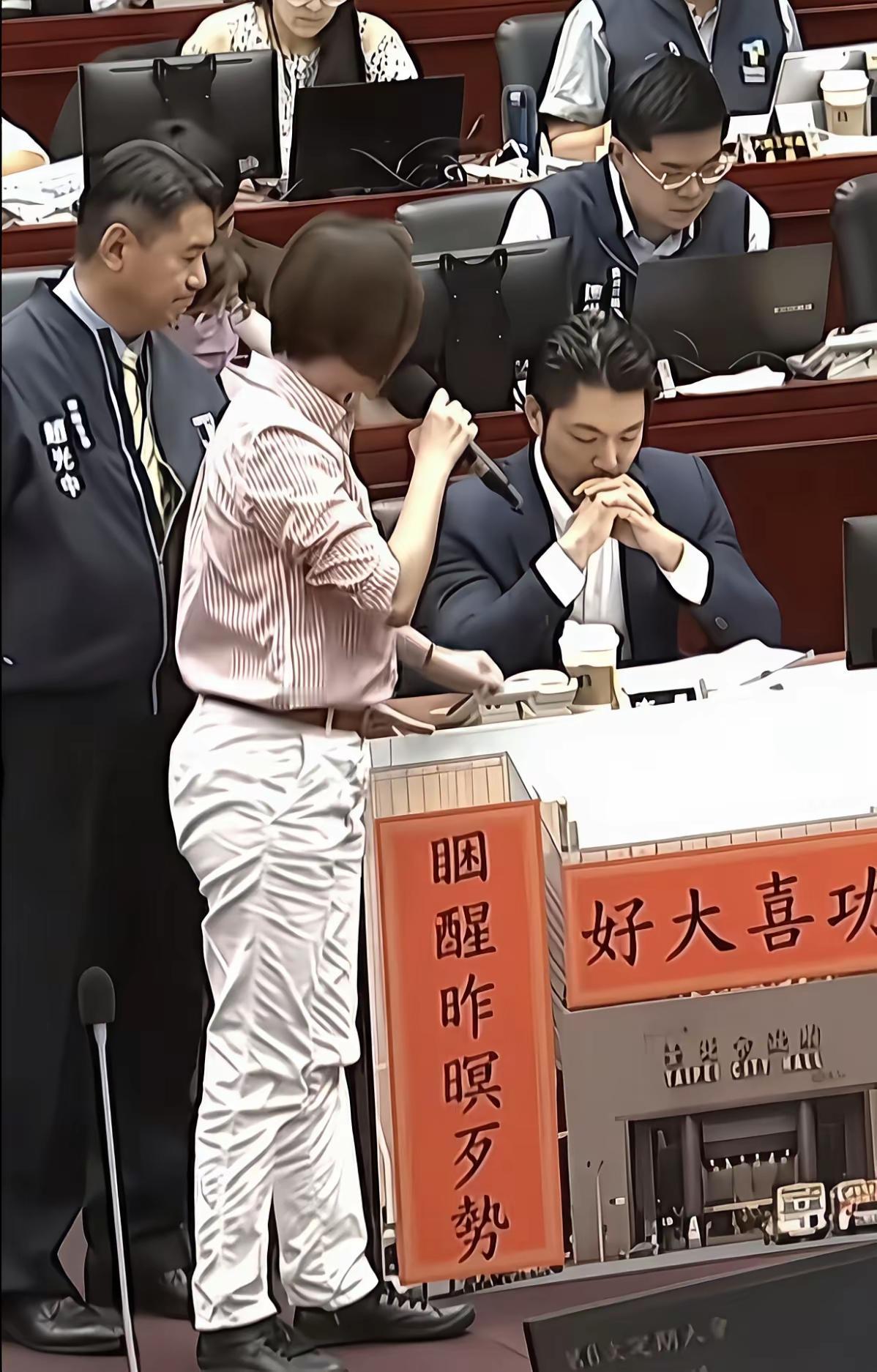 解放台湾刻不容缓，拯救台湾的政府官员十万火急，大家看一下，台北市市长蒋万安被一个