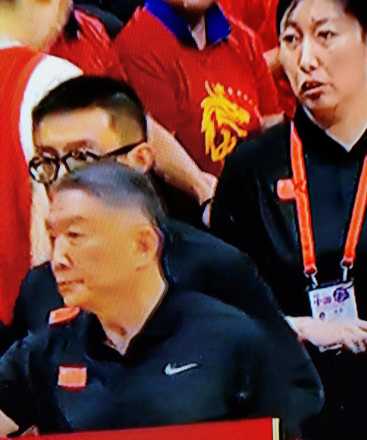 宫鲁鸣的压力真不小啊！并非夸大而是明摆着的，前有郑薇带队的可比性，后有男篮郭士强