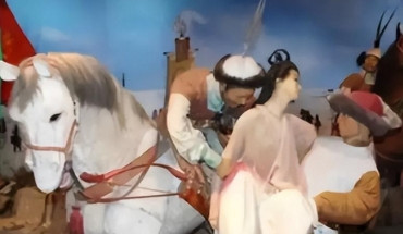1127年，靖康之变后，宋钦宗的朱皇后被俘虏。行驶途中，她在一处野地解手时，不成