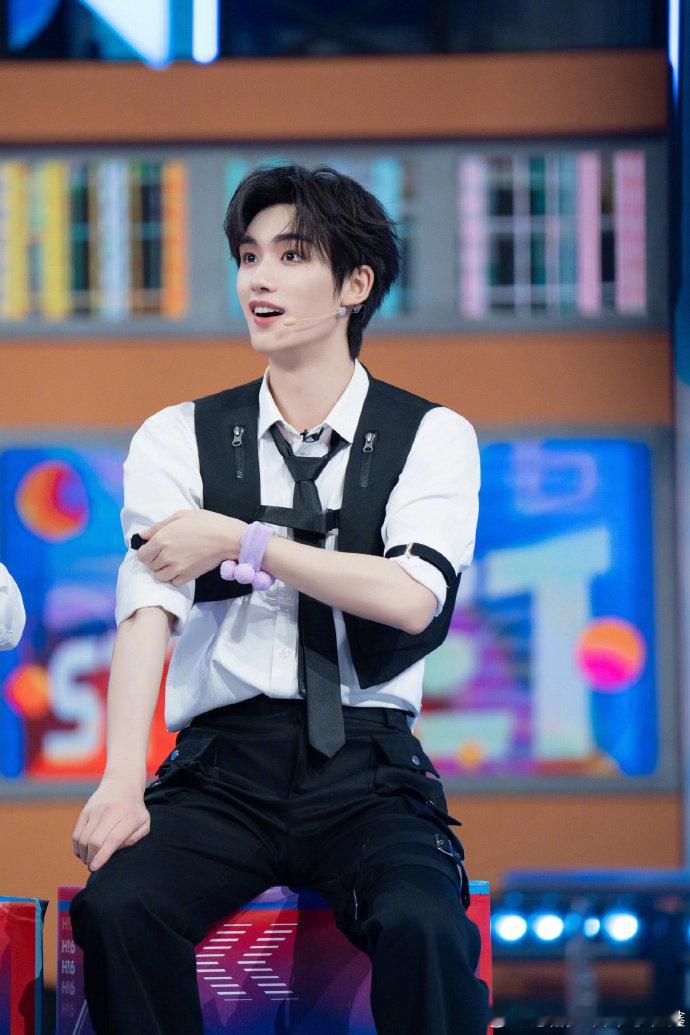 小手一捂嘴的瞬间，尴尬都要从屏幕里跑出来了