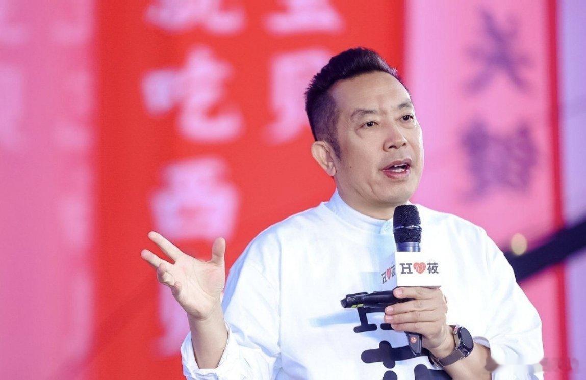 贾国龙称罗永浩下跪才和解贾国龙说"除非罗永浩当面给我跪下"时，不是在放狠话，是在