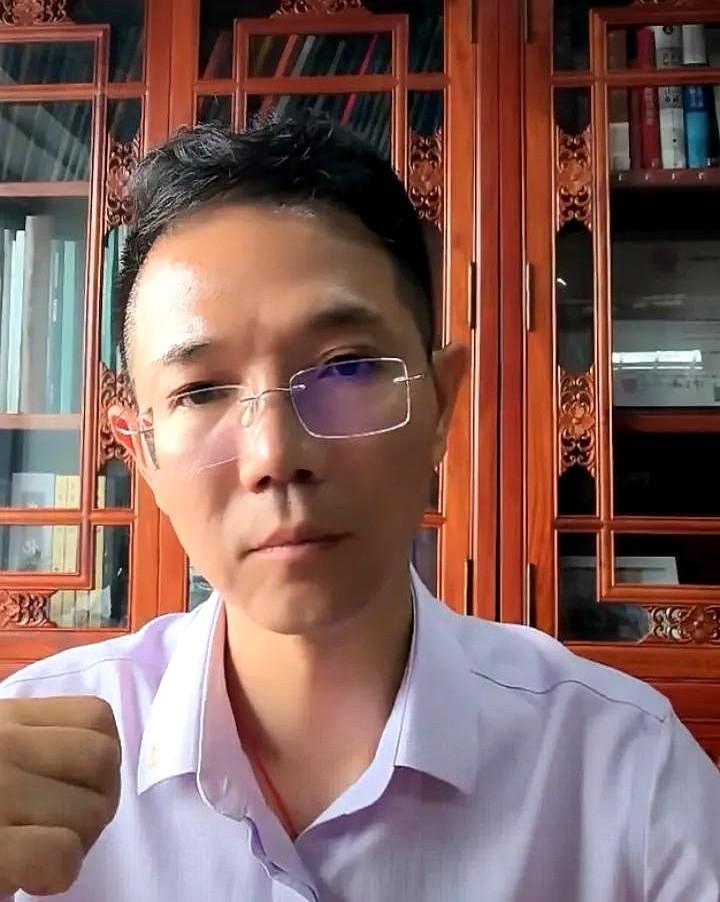 2025年7月1日，李律办公室遭社会主播打扰，他全担责任！面对网络质疑，谦逊化