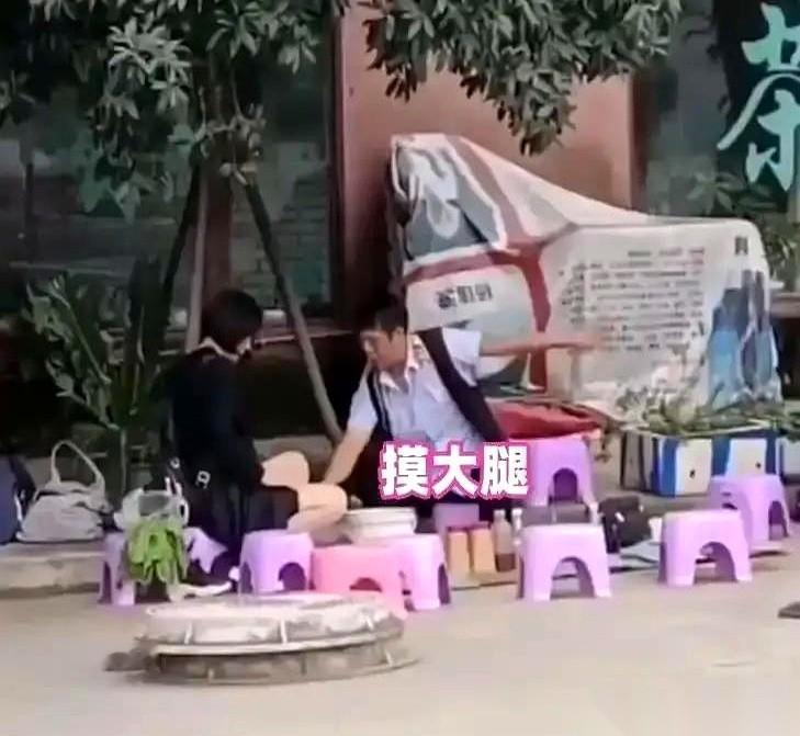 我跟你说，最离谱的事儿，就发生在光天化日之下。杭州公园里，一个男人铺了块塑料布