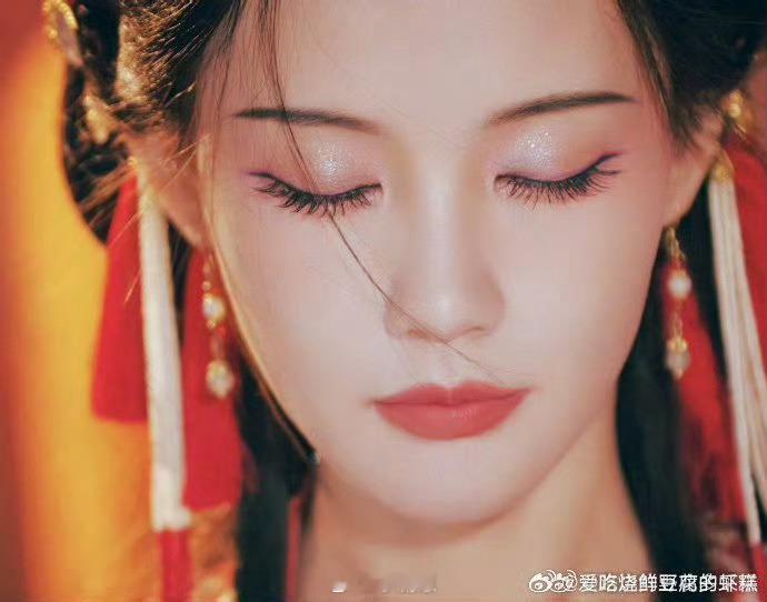 李一桐往这组图里加了什么 李一桐红衣照太绝了！红裙配上冷冽眼神，拿剪刀的样子又美