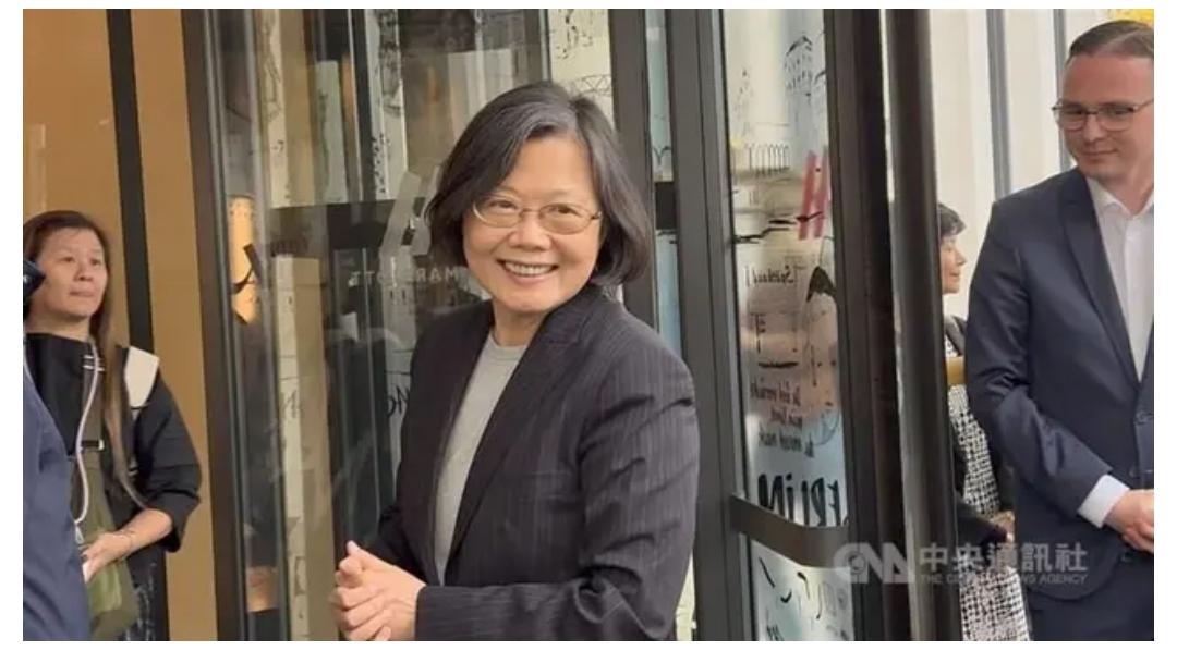 11月10号，台湾地区的前领导人蔡英文已经落地德国柏林，出席即将召开的德国柏林自