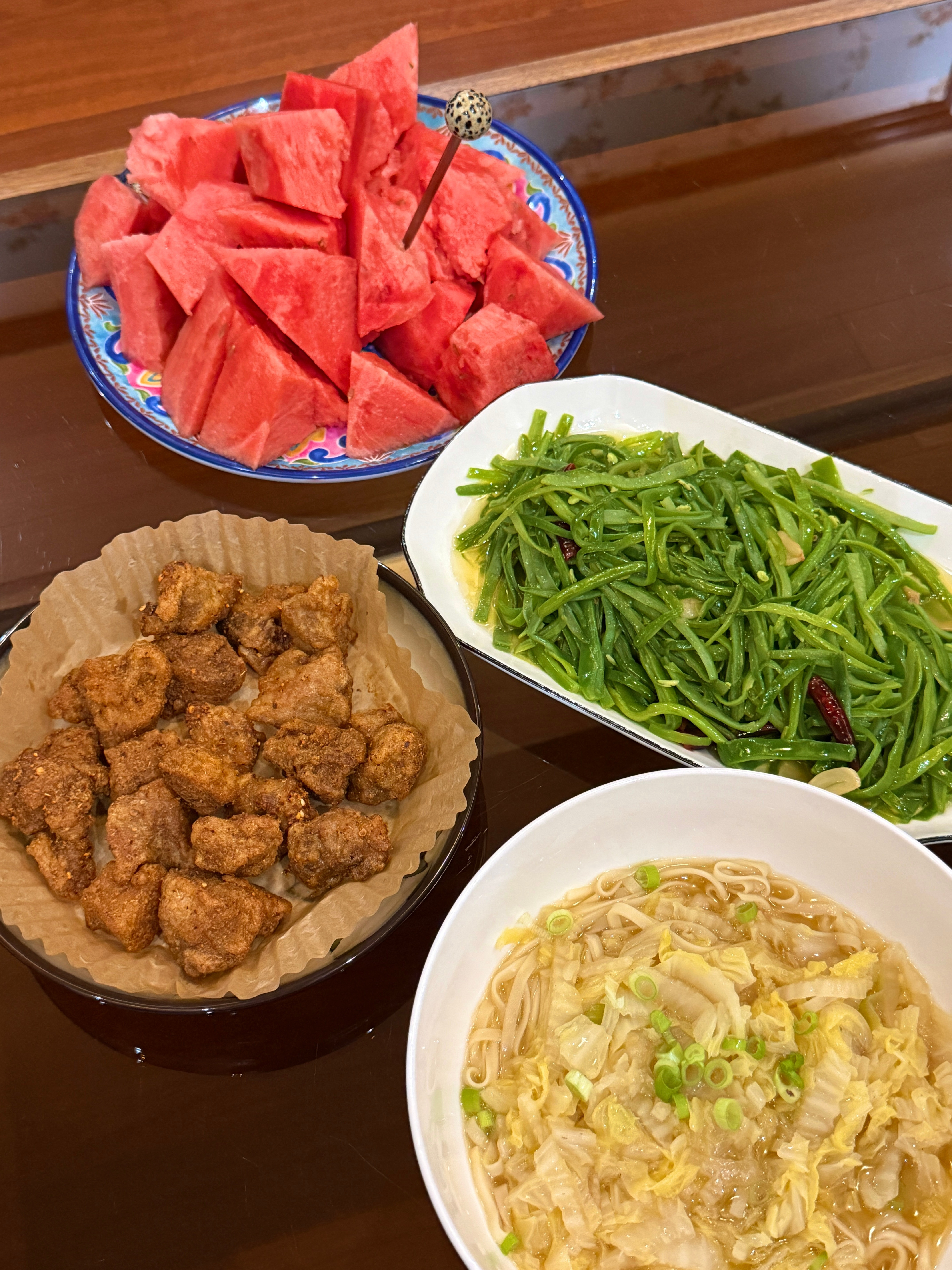 朴素的一餐吃饭啦，西瓜也吃不了几天了，快过季了。​​​