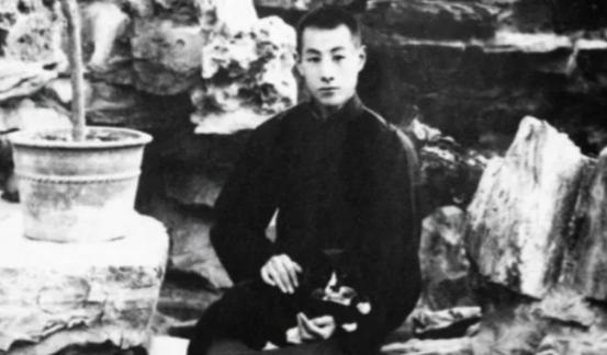 1935年，一妓女恳求37岁张伯驹：“带我走吧！我还是清白之身！”张伯驹递给老鸨