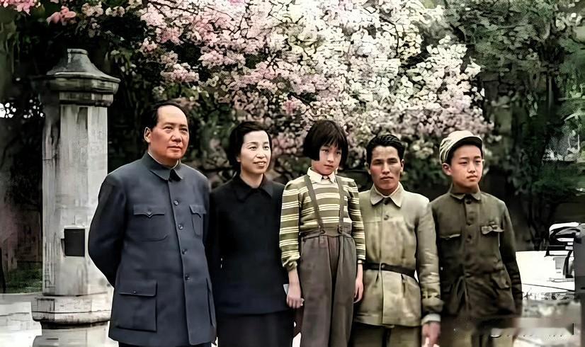 1949年毛主席在香山双清别墅的一段难得的家庭时光。画面中的人物：李讷：19