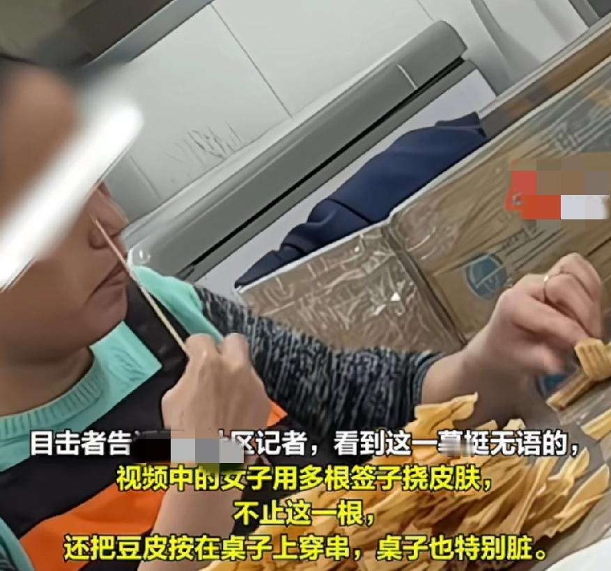 爱吃烧烤的人千万不要看这张图片，否则我怕你以后再也不想出去吃烧烤了。在饭店等