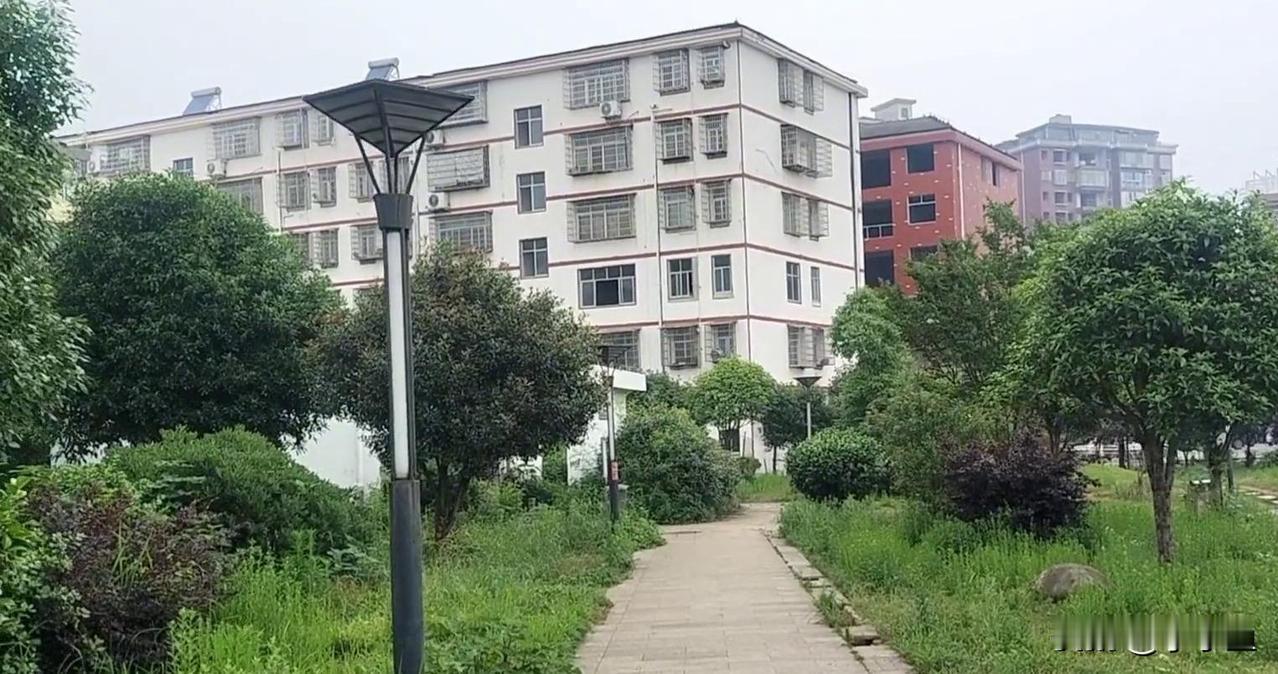 一套100多平的大三室，全款4万元，折下来一平才400元，放在今天，听着都像段子