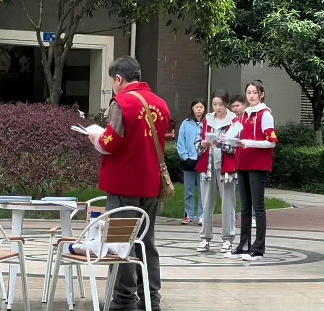 关晓彤这个裤子但凡换个人穿，我都觉得很灾难[笑着哭]​​​