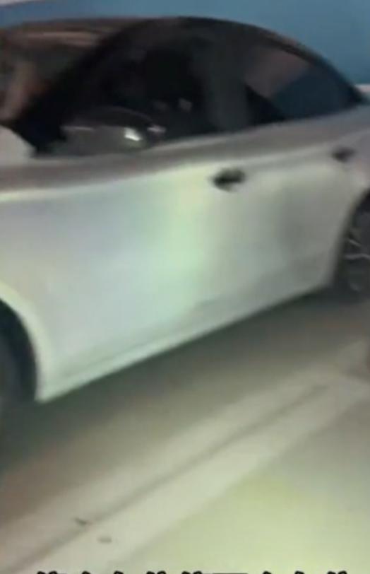 四川成都，女子和丈夫吃饭喝了酒，无法开车回酒店了，他们就叫了一个代驾，一路上代驾