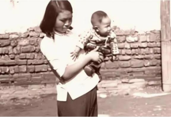 1942年春，一位女情报员抱着两岁的儿子去送信，半路却被特务抓住。突然，女情报员