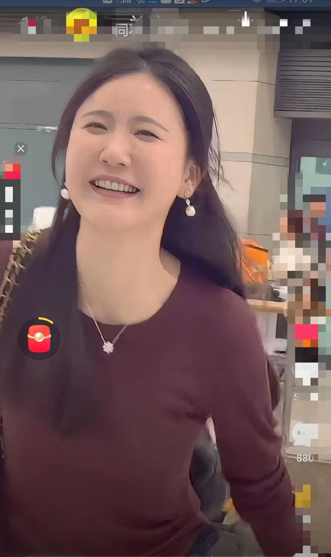 楚玲没有经过美颜的照片是这样的！楚玲除了比杨钰莹年轻，好像还真没有杨钰莹漂亮！